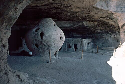 El Paso Museum of Archaeology, diorama shows Cueva de la Olla (cave of the pot – a large pot-shaped storage container for grain), Paquimé, Sierra Madre of Chihuahua 