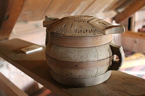 A wooden askur, a lidded food bowl favored by the Bowl-Licker lad.