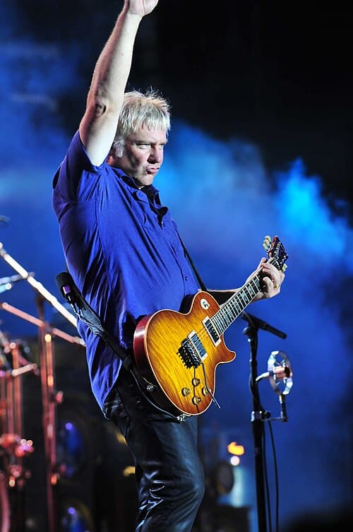 Lifeson played his Gibson Les Paul in the 'Heritage Cherry Sunburst'. This guitar has been modified to incorporate a Floyd Rose tremolo.