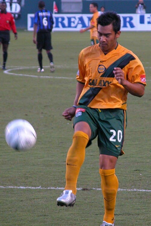 Carlos Ruiz wearing the Galaxy's old gold-and-green uniform in 2004
