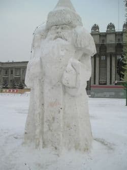 Snow sculpture of Ded Moroz in Samara