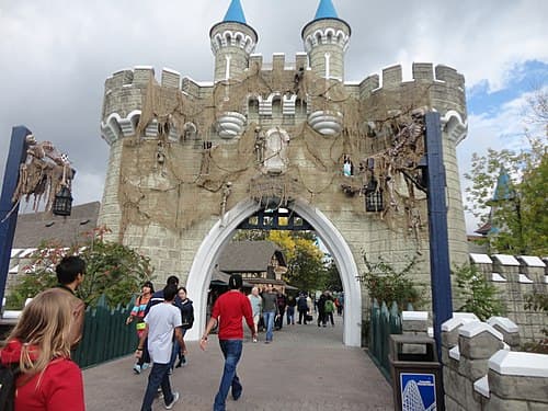 In 2005, the park introduced Fearfest, a Halloween-themed event featuring haunted house attractions.