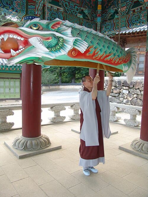 A Korean monk playing a mogeo