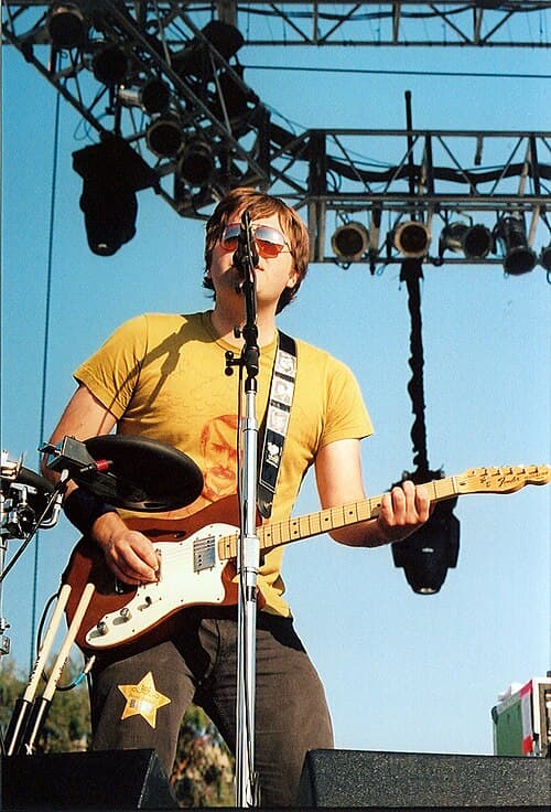 Gibbard performing with Death Cab for Cutie in 2005