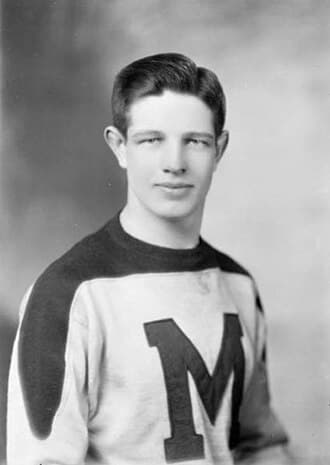 In 1962, David Bauer established a national team made up of Canada's top amateur players.[43]