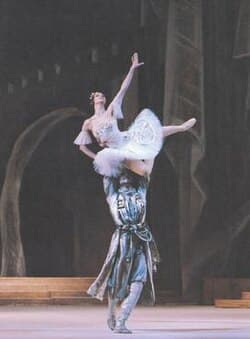 Natalia Bessmertnova as Raymonda and Gediminas Taranda as Abderakhman in the Grand Pas d'action from the Bolshoi Ballet's production of the Petipa/Glazunov Raymonda. Moscow, 1980